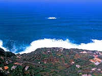 Blick auf das Unterland (Baixa do Moniz) von Porto do Moniz  an der Nordküste von Madeira : Felder, Brandung
